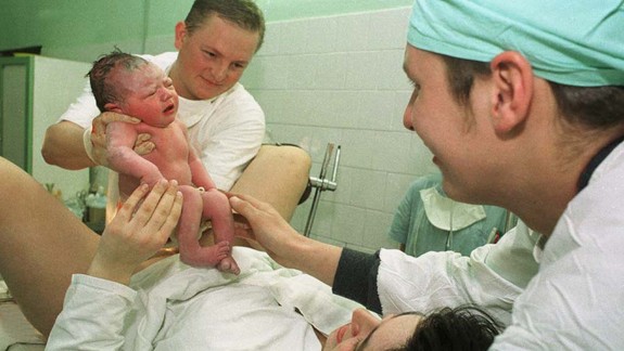 Minister Krajčí vyzval, aby matkám po pôrode nebrali deti pozitívne na COVID-19