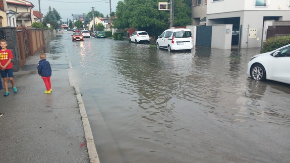 FOTO a VIDEO: Zábery zo zatopeného Senca zarmútia asi aj tých, ktorí v ňom nebývajú...