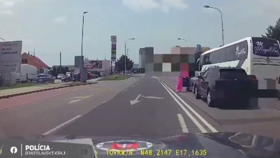 VIDEO z policajného auta: Opitý a nadrogovaný vodič na BMW narazil do škodovky, jej vodička bola v šoku