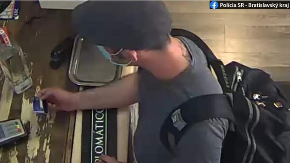 Nepoznáte tohto muža? Policajti sa ho potrebujú niečo opýtať
