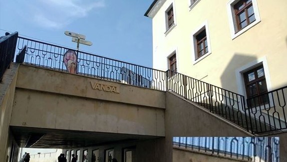 Na Klariskej ulici sa objavil záhadný nápis - ani na Miestnom úrade netušia, čo má vlastne znamenať...