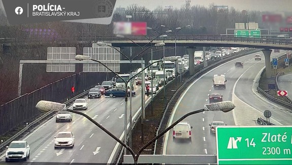 Nehoda na obchvate: Diaľnica D1 v smere na Prístavný most sa stala po zrážke dvoch áut neprejazdná