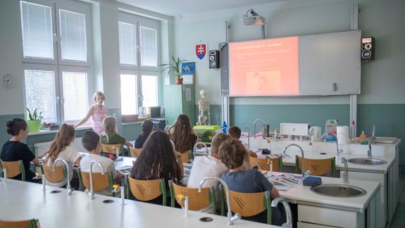 Žiaci nebudú musieť mať po prázdninách počas vyučovania respirátor či rúško