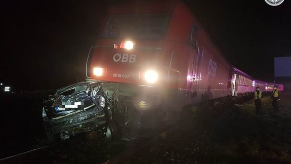 Vo Vrakuni auto vyletelo zo zákruty rovno pod kolesá vlaku