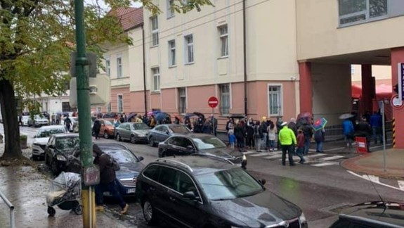Stoja v rade v daždi: Nemocnica sv. Michala testuje zamestnancov rezortov obrany a vnútra