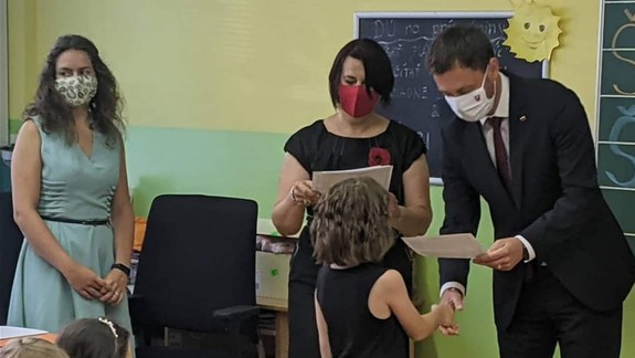 Premiér Heger odovzdal vysvedčenia prvákom na ZŠ Sokolíková v Dúbravke