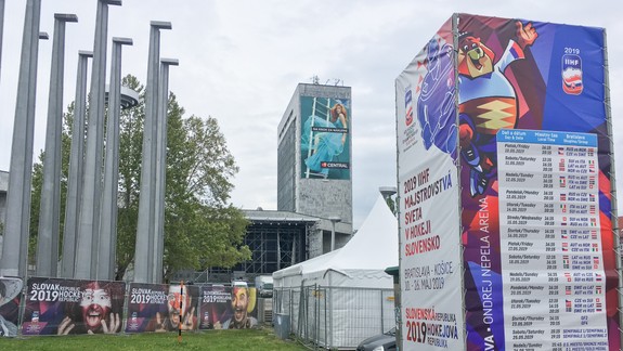 VIDEO: Pred Istropolisom už stojí hokejová fanzóna, ktorá negatívne ovplyvní aj možnosti parkovania v okolí!