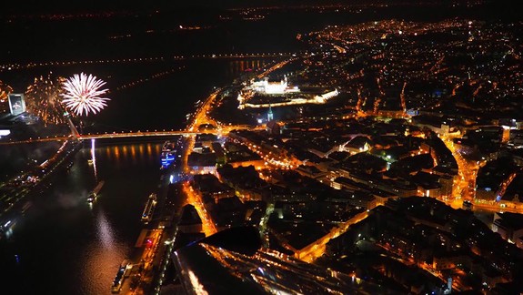 FOTO a VIDEO: Z tejto perspektívy ste silvestrovský ohňostroj nad Dunajom asi ešte nevideli...