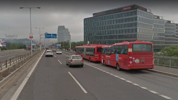 FOTO Nechutné: Pasažier vykonal veľkú potrebu do krátkych nohavíc priamo v autobuse MHD, cestujúci museli vystúpiť