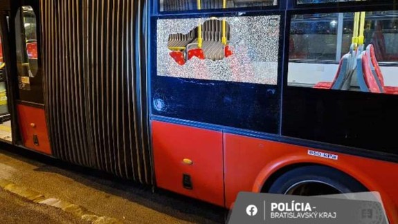 Fanúšik Trnavy, ktorý rozbil okno na autobuse MHD, už čelí obvineniu