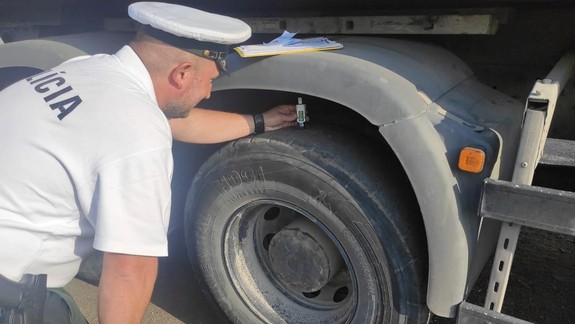 Úplne vyjazdené pneumatiky: Hodnota hĺbky pneumatík nákladného vozidla, ktoré kontrolovali policajti, bola nula