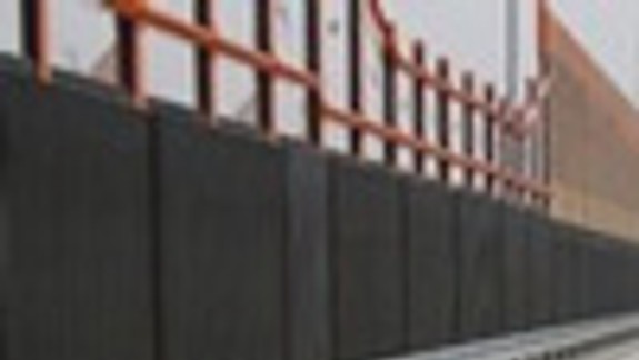 Lamač si na protihlukovú stenu počká