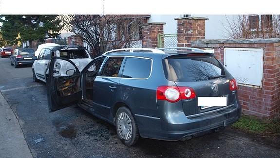 FOTO:  Na Račianskej horeli dve autá