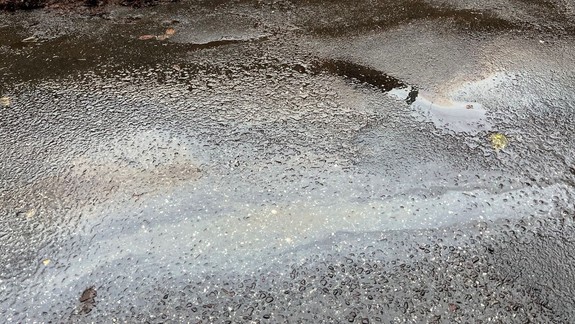 Všimli ste si olejové škvrny na asfaltovej ceste na Železnej studničke? Zisťovali sme, odkiaľ sa vzali