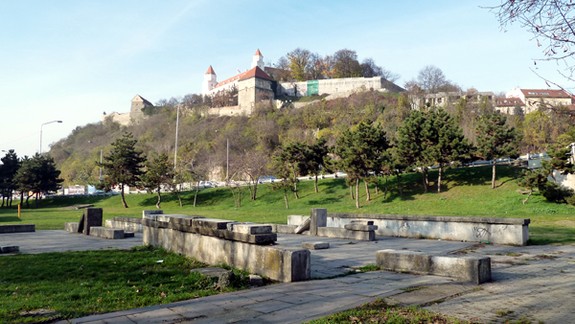 Pozostatky lavičiek v okolí Mosta SNP zostanú rozhádzané