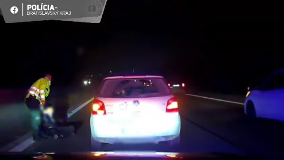 VIDEO: Policajti pomohli českým kolegom zadržať unikajúce vozidlo, vodičom bol 15-ročný hľadaný Chorvát