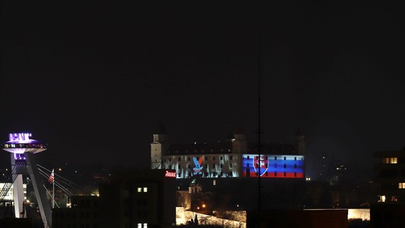 Projekcia na fasáde Bratislavského hradu pripomenie udalosti Novembra 1989