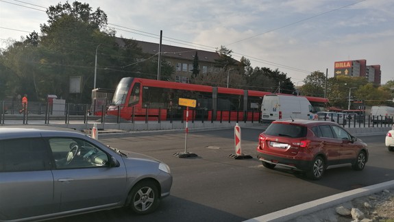 VIDEO: Obnovenie premávky sa blíži, po Karloveskej radiále sa už pohybujú električky