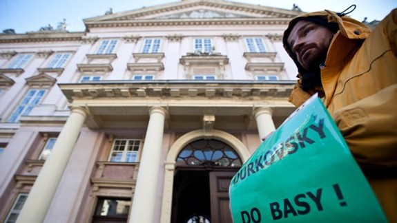 Aktivisti vyháňajú z magistrátu zlých duchov