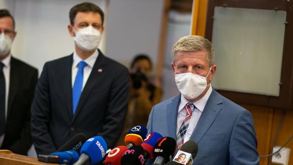 Respirátory končia aj v MHD, uvoľňujú sa pravidlá aj pre karanténu