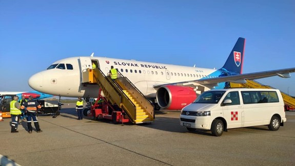 Vládny špeciál doviezol do Bratislavy 2,5 milióna rúšok