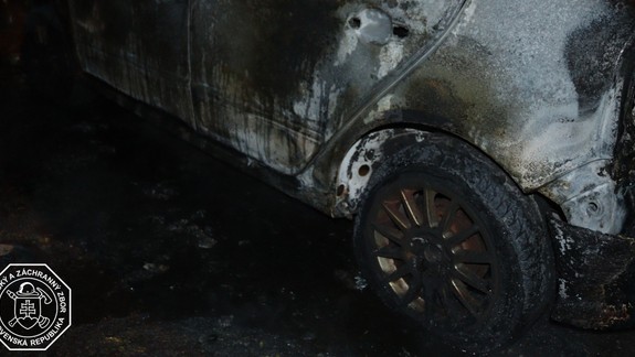 Bratislavskí hasiči likvidovali nočný požiar kontajnerov a vozidla