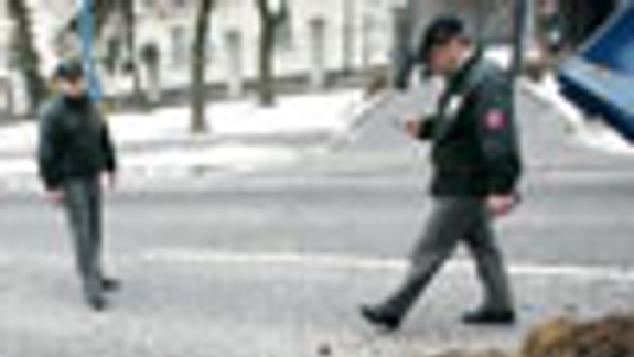 Pred Úrad vlády SR vysypali kopu hnoja