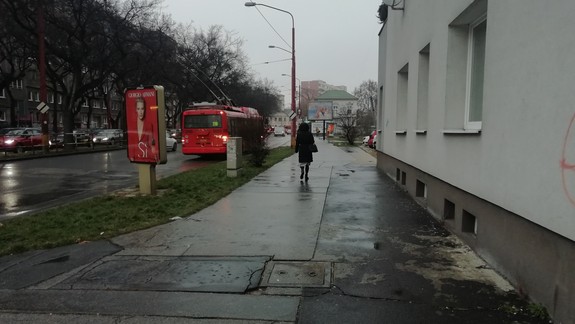 VIDEO: Bratislavské chodníky sa ráno zmenili na klzisko, ľudia padali