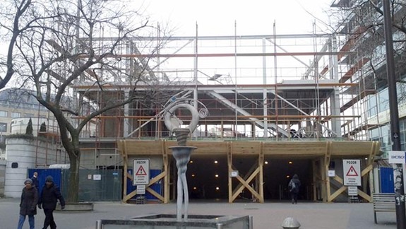 Zelenú kocku na Hodžovom námestí nedokončia v lete