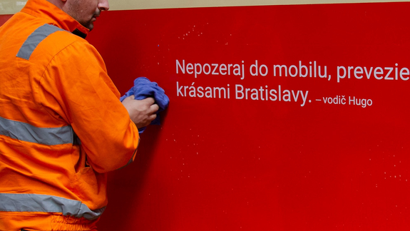 Milá novinka v MHD: Vybrané názvy zastávok budú ohlasovať známi herci, speváci či športovci