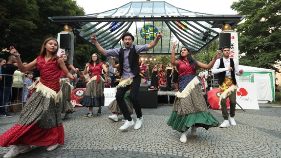 Prídete? Galaprogram rómskych detí z Divých makov  roztancuje Hviezdoslavovo námestie