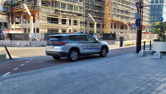 Z obchodu v nákupnom centre zmizli hodinky. Policajti pátrajú po totožnosti muža na fotografii