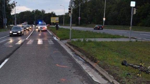 Cyklistu na priechode pre chodcov zrazilo auto - utrpel ťažké zranenia