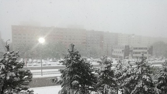 Najbližšiu snehovú nádielku už musia z chodníkov odpratať samosprávy. Ako sa pripravujú?