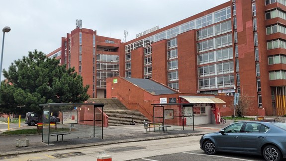 Nové Mesto naďalej trvá na zachovaní funkcie Polikliniky Tehelná a odmieta, že budova sa má zbúrať