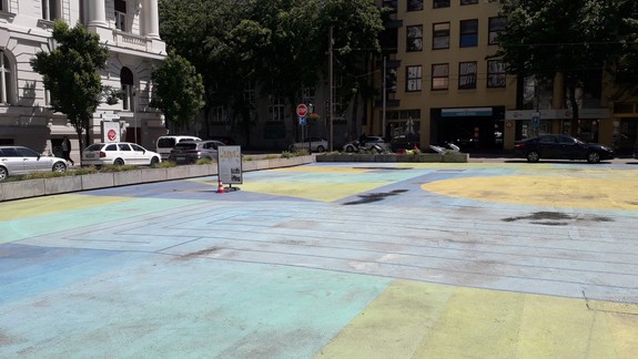 Z Komenského námestia je opäť prázdna asfaltová plocha: Začína sa veľká premena na parčík