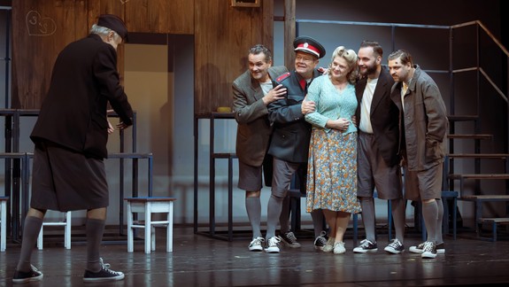 Divadlo Astorka premiéruje inscenáciu hry P. Weissa Bolo nás jedenásť