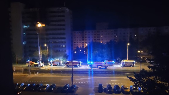 VIDEO: V noci vypukol požiar v opustenej policajnej ubytovni na Saratovskej ulici - vyšetrovať sa to nebude!