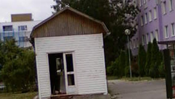 Majiteľ zdrhol, stánok pustne, priťahuje špinu