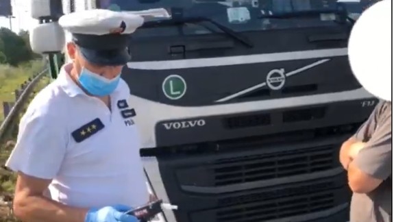 VIDEO: Policajti na hraniciach dali fúkať poľským kamionistom - prvý mal jedno promile alkoholu a druhý dve...