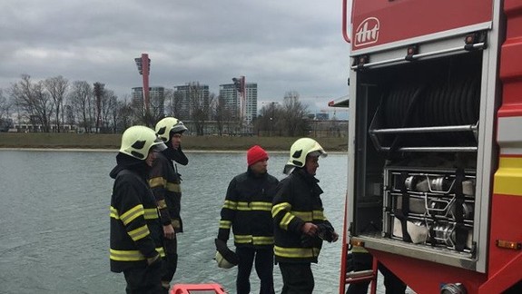 Akcia hasičov: Starší muž vošiel do vody jazera Kuchajda, no nik ho nevidel vychádzať