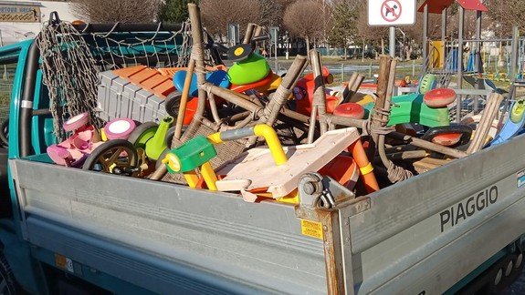 Detské ihrisko nie je zberňa starých hračiek, upozorňuje Petržalka