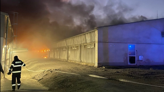 Požiar hydinárne vo Vištuku: Na mieste zasahujú hasiči