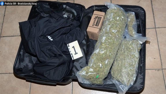 Množstvo marihuany a kokaín: Dvojici cestujúcich vo vlaku skontrolovali obsah batožiny