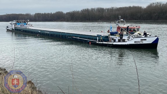 Hasiči ratovali loď na Dunaji, cez dieru do nej tiekla voda