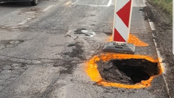 Poriadna diera: Na Košickej sa prepadla vozovka, úseku sa radšej vyhnite