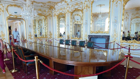 Zrkadlovú sieň na Hrade špatí nevhodný prezidentský nábytok