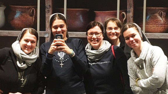 Rehoľníci okrem svojej práce pomáhajú i ako dobrovoľníci a poskytujú poradenstvo