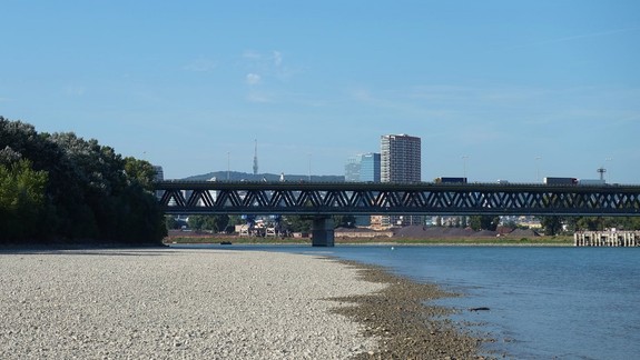 FOTO a VIDEO: Nízka hladina Dunaja poskytuje netradičné zábery na vyschnuté brehy rieky či jej dno...