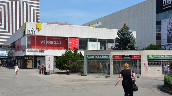 FOTO: Na Kamennom námestí nezostal kameň na kameni - aj murovaný stánok už zrovnali so zemou